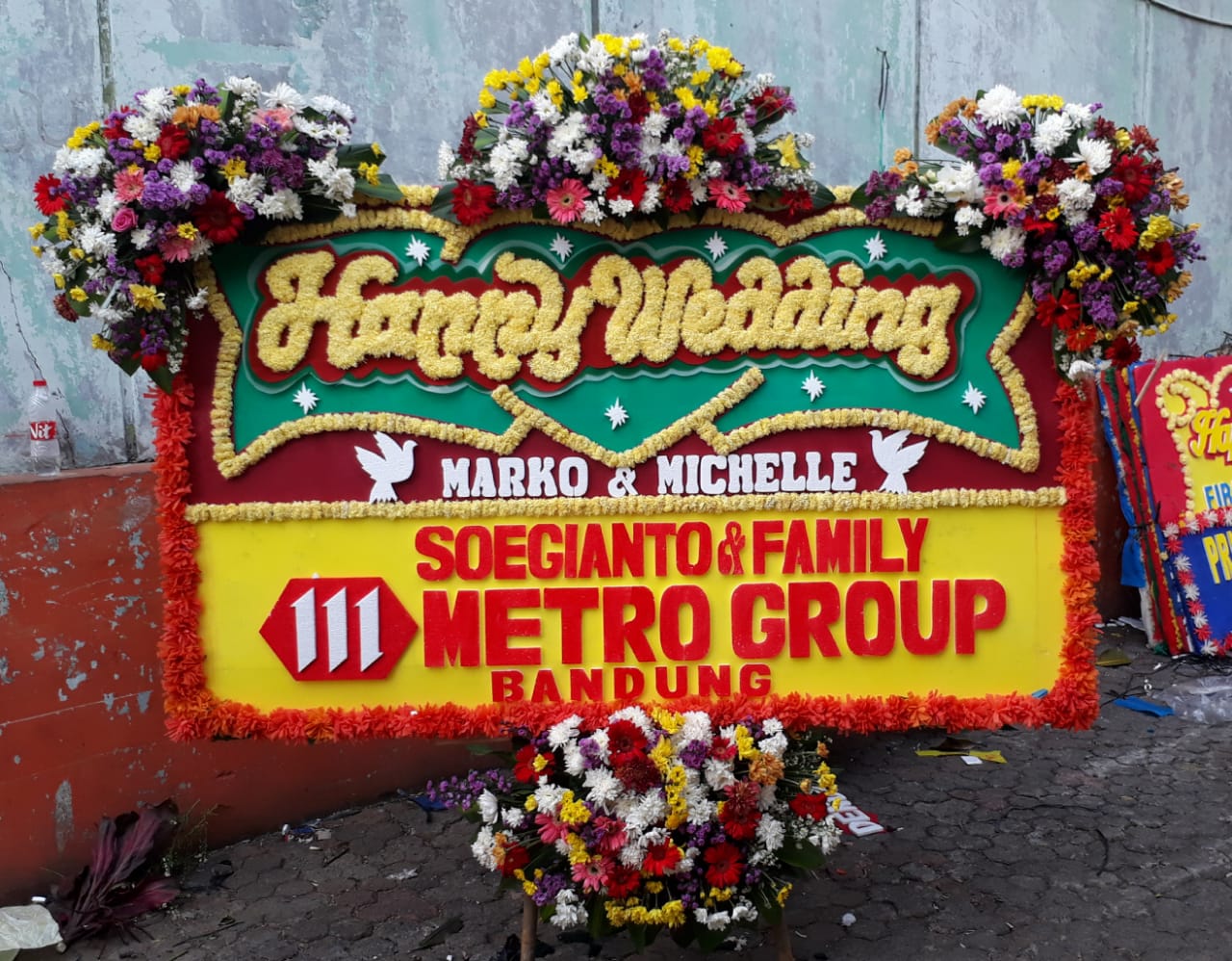 Karangan bunga papan happy wedding bandung